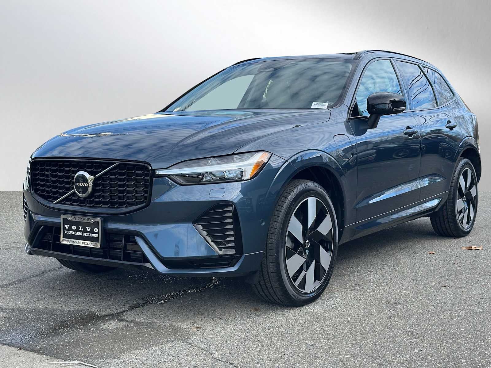 2024 Volvo XC60 Recharge Plug-In Hybrid Plus Dark Theme