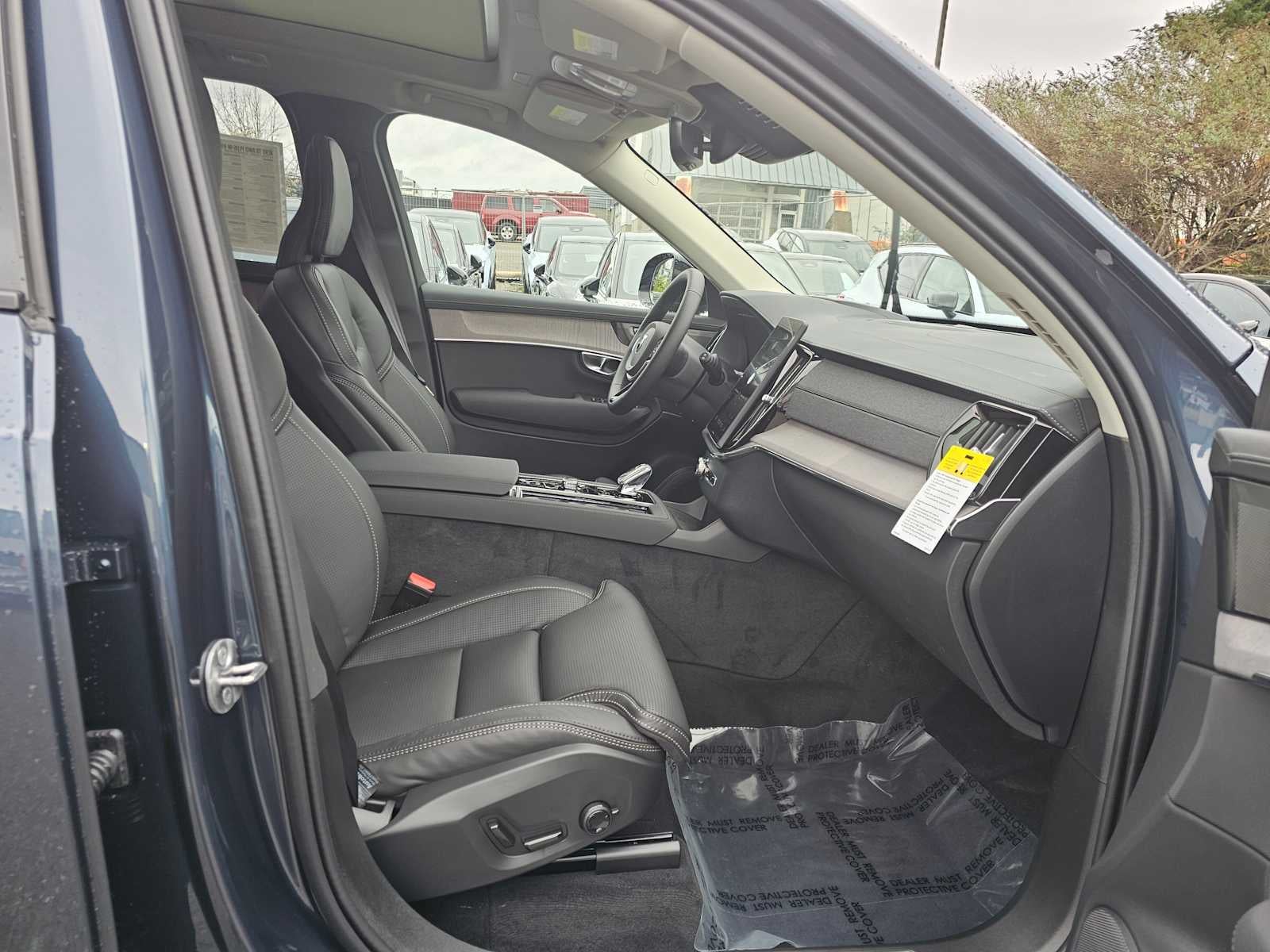 2026 Volvo XC90 Plug-In Hybrid Ultra Dark Theme