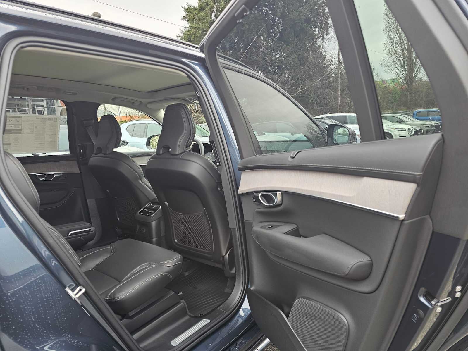 2026 Volvo XC90 Plug-In Hybrid Ultra Dark Theme