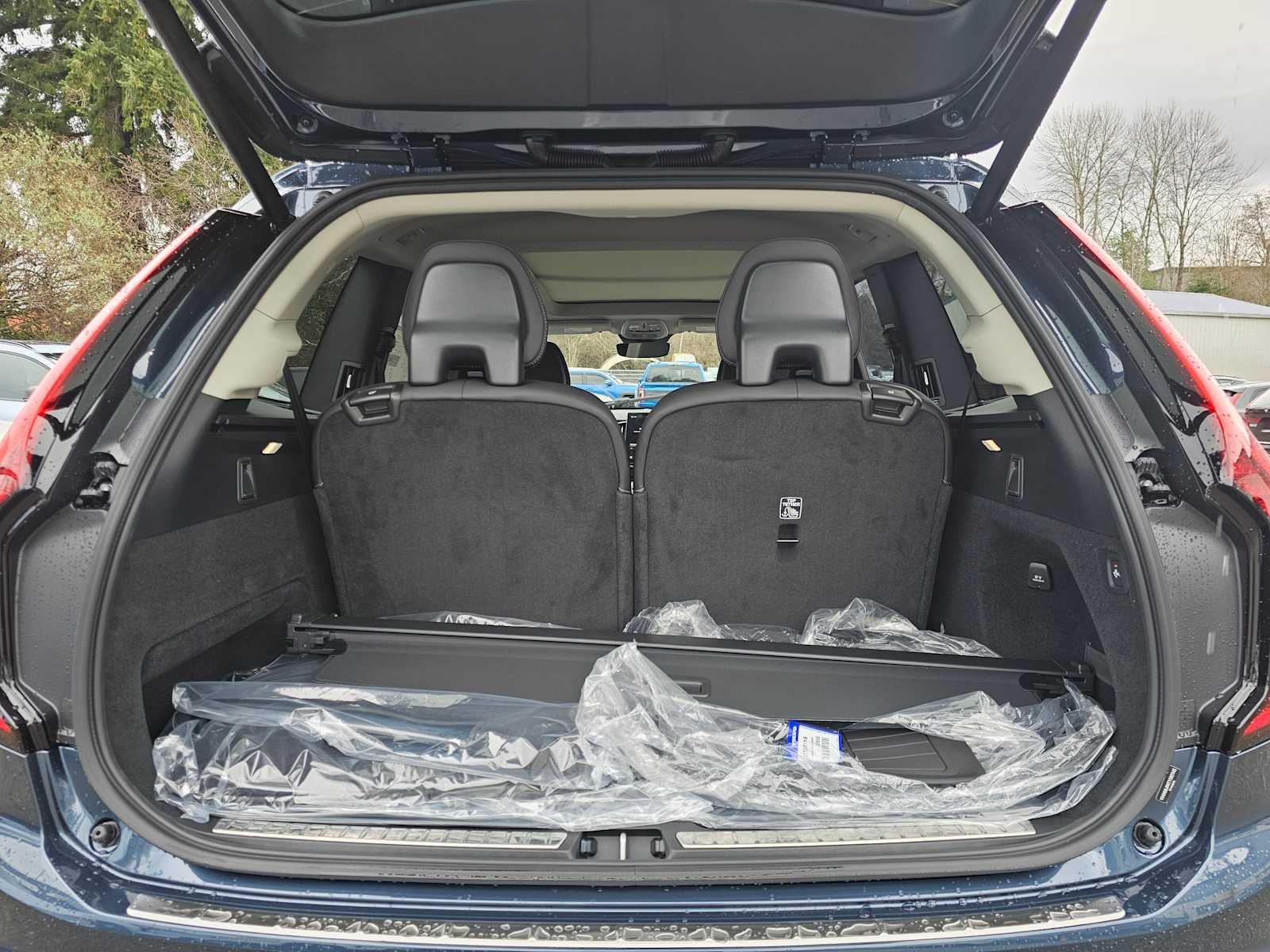 2026 Volvo XC90 Plug-In Hybrid Ultra Dark Theme