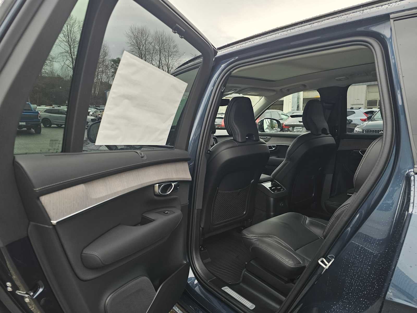 2026 Volvo XC90 Plug-In Hybrid Ultra Dark Theme