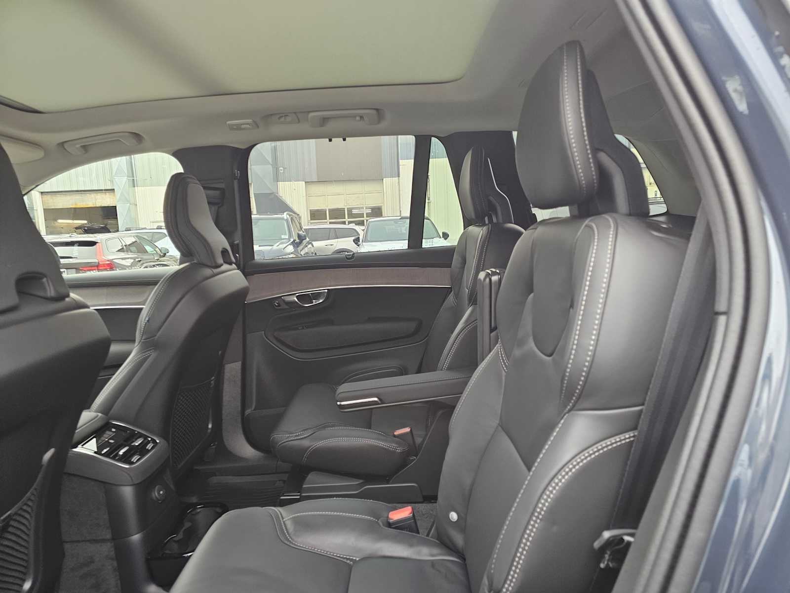 2026 Volvo XC90 Plug-In Hybrid Ultra Dark Theme