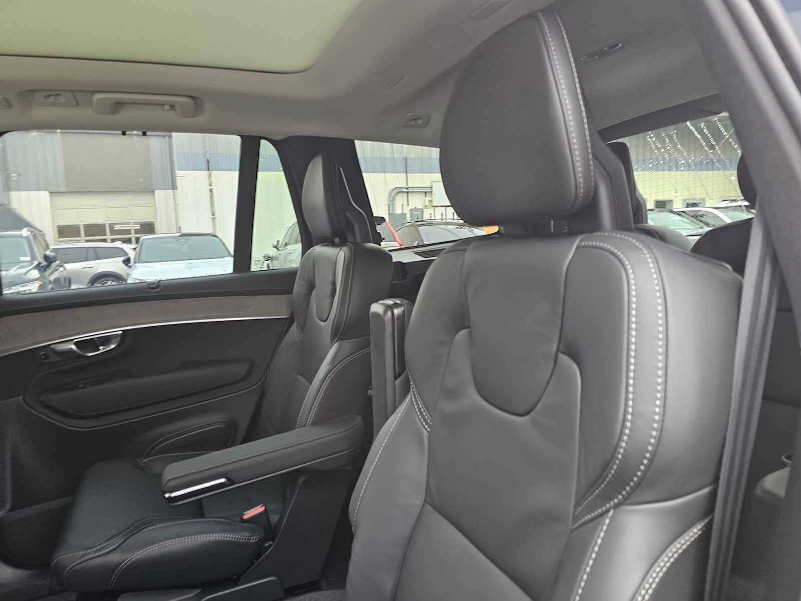 2026 Volvo XC90 Plug-In Hybrid Ultra Dark Theme