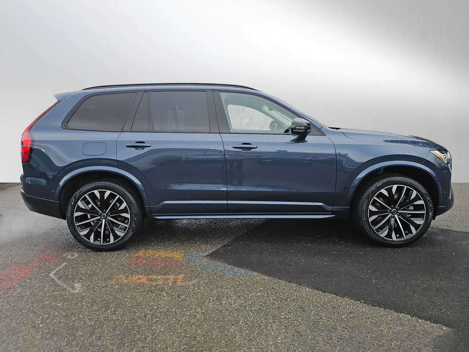 2026 Volvo XC90 Plug-In Hybrid Ultra Dark Theme