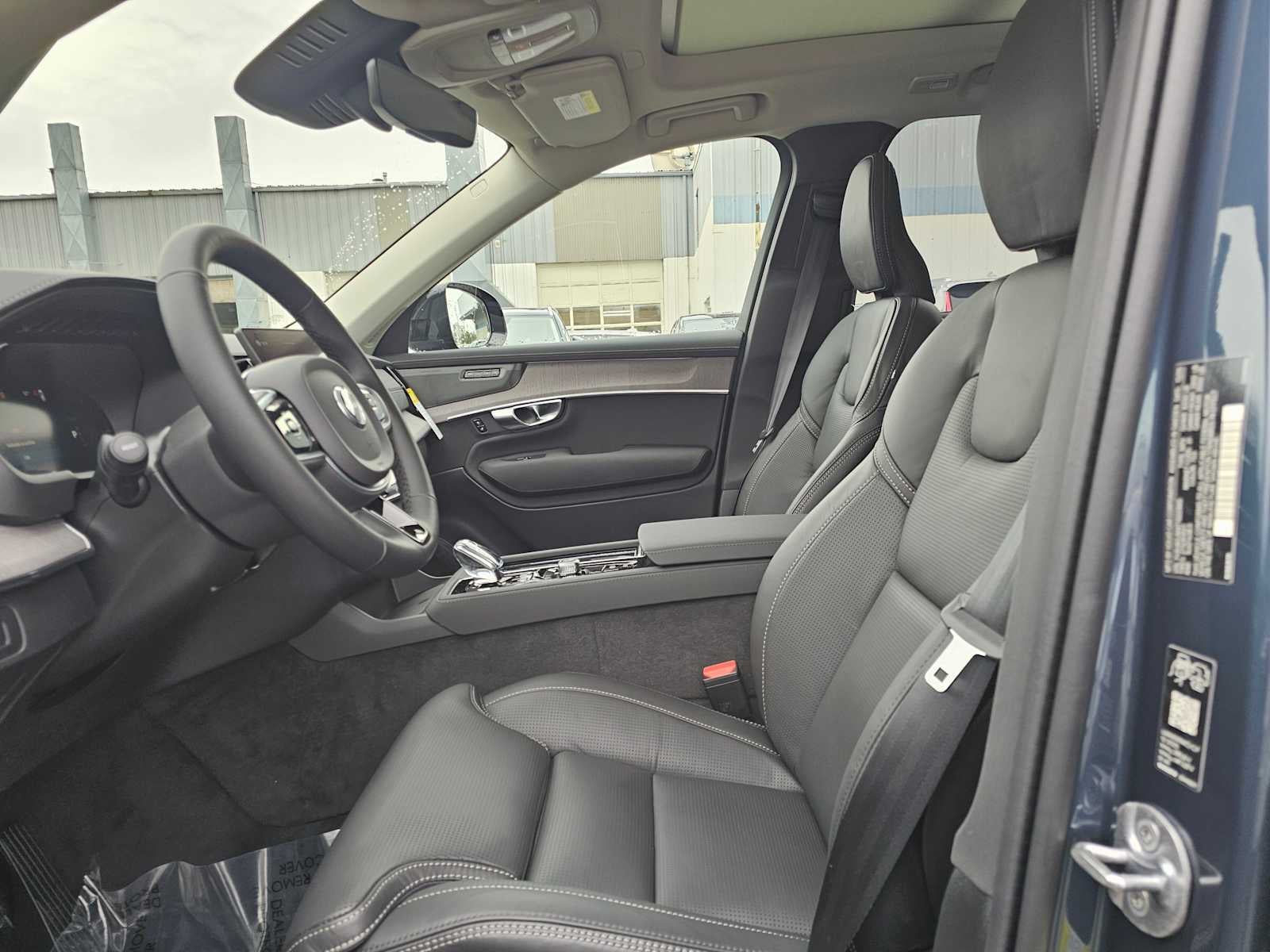 2026 Volvo XC90 Plug-In Hybrid Ultra Dark Theme