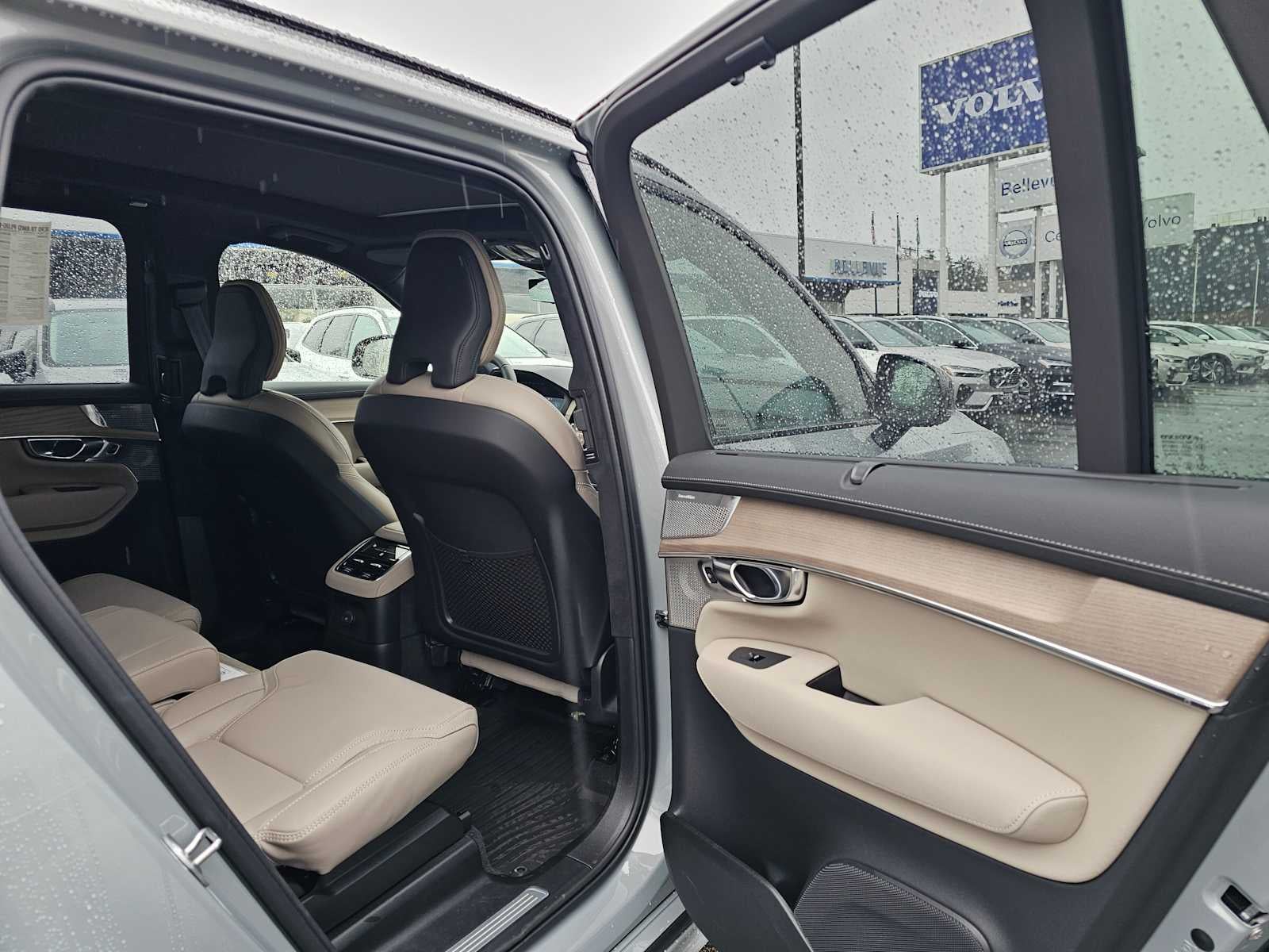 2026 Volvo XC90 Plug-In Hybrid Ultra Dark Theme