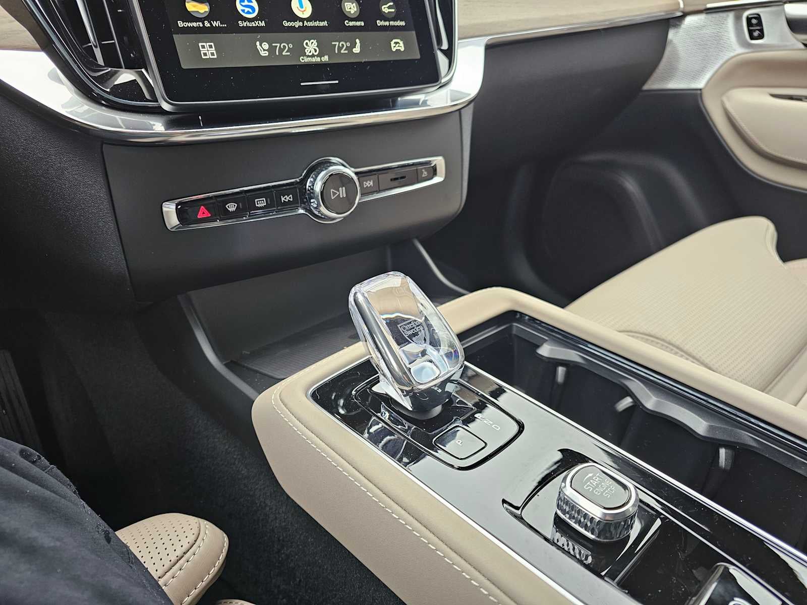 2026 Volvo XC90 Plug-In Hybrid Ultra Dark Theme