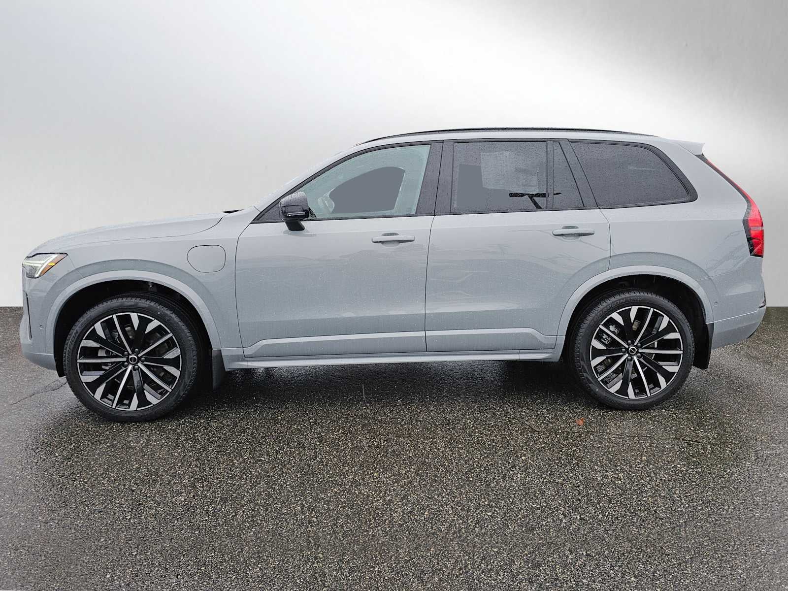 2026 Volvo XC90 Plug-In Hybrid Ultra Dark Theme