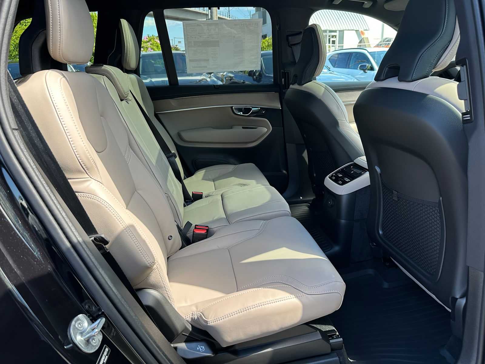 2026 Volvo XC90 Plug-In Hybrid Ultra Dark Theme