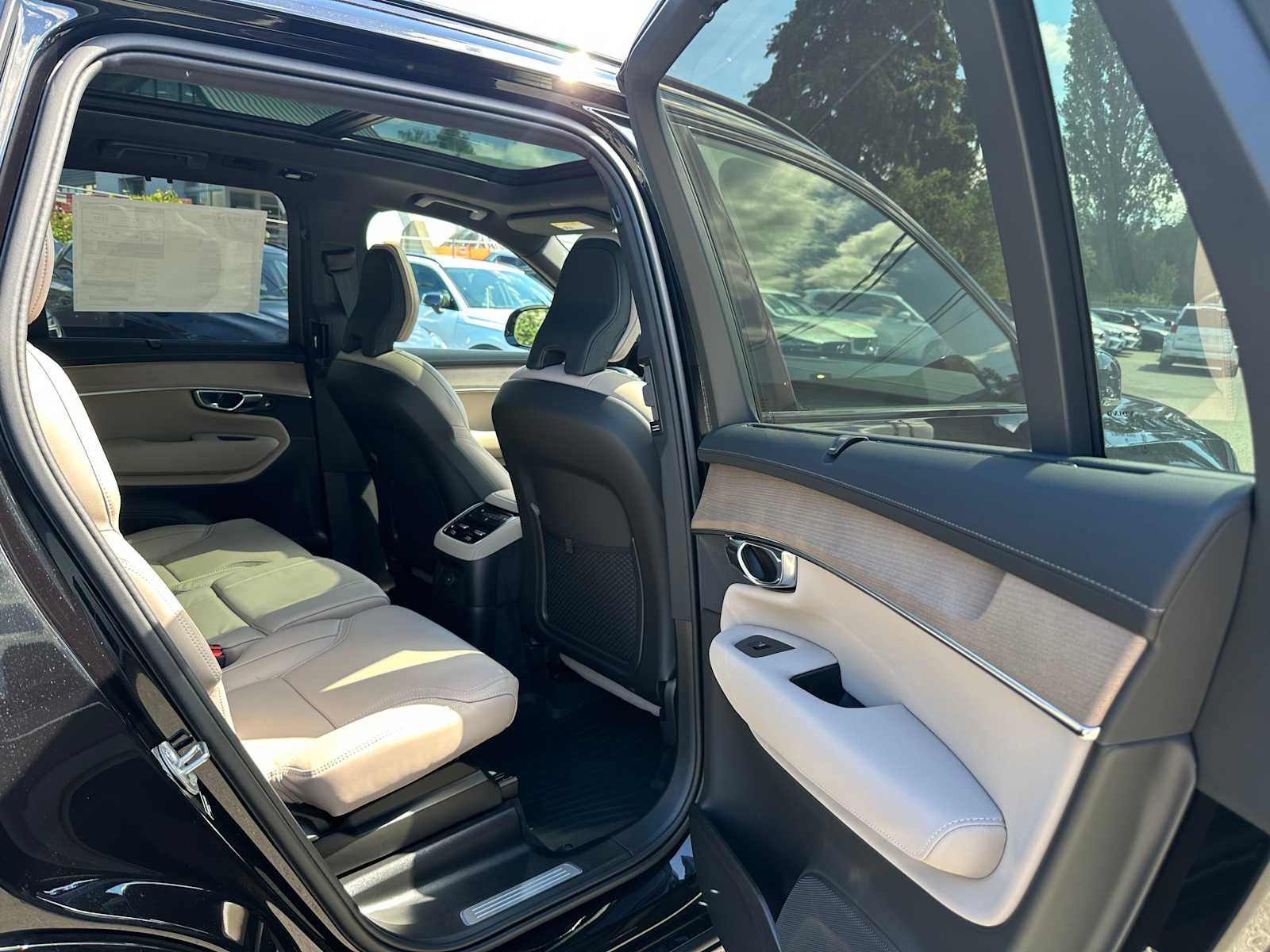 2026 Volvo XC90 Plug-In Hybrid Ultra Dark Theme