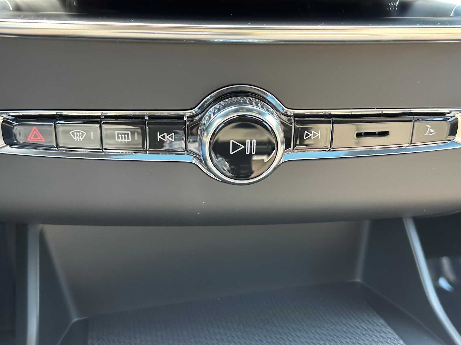 2026 Volvo XC90 Plug-In Hybrid Ultra Dark Theme