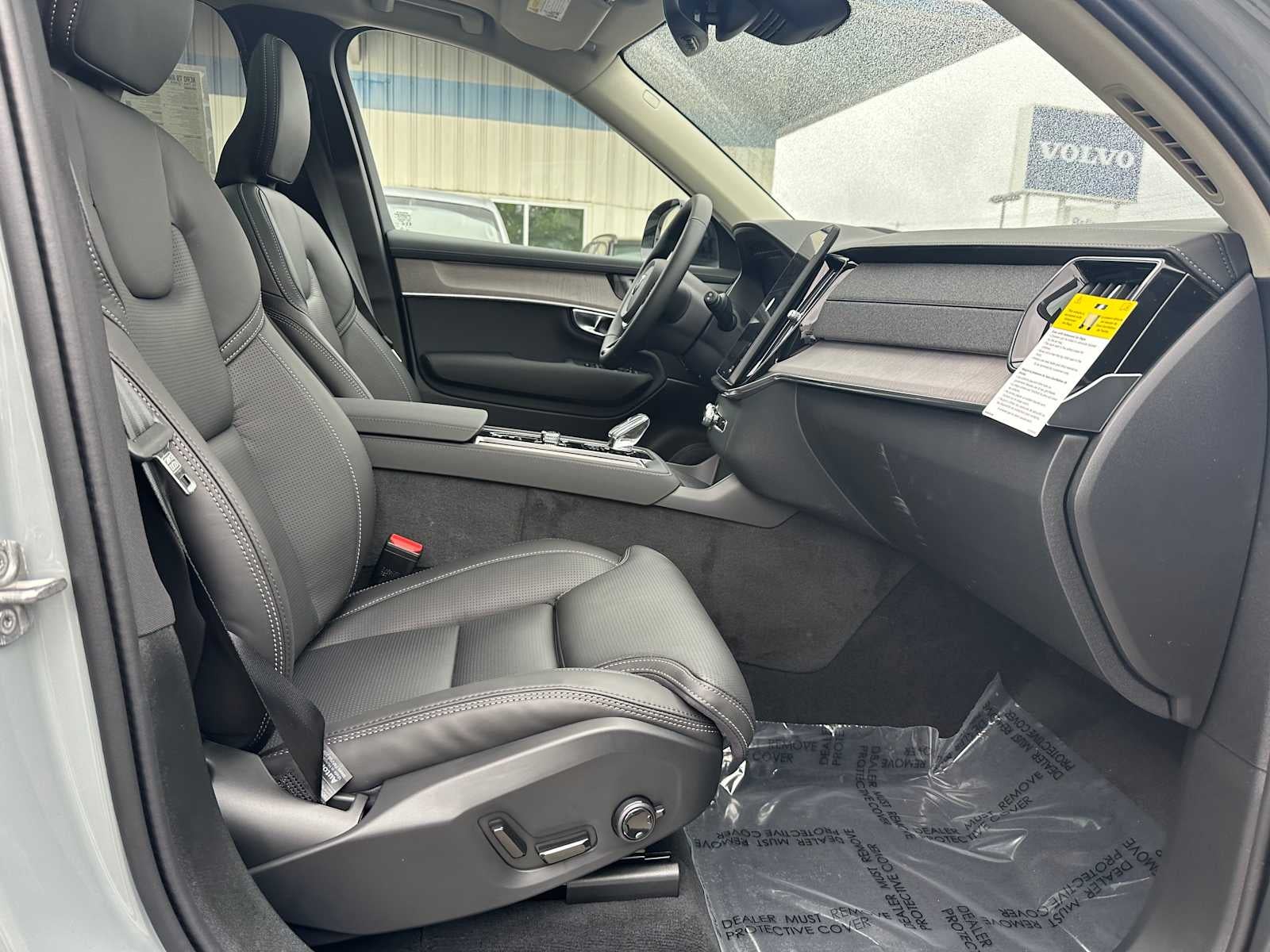 2026 Volvo XC90 Plug-In Hybrid Ultra Dark Theme
