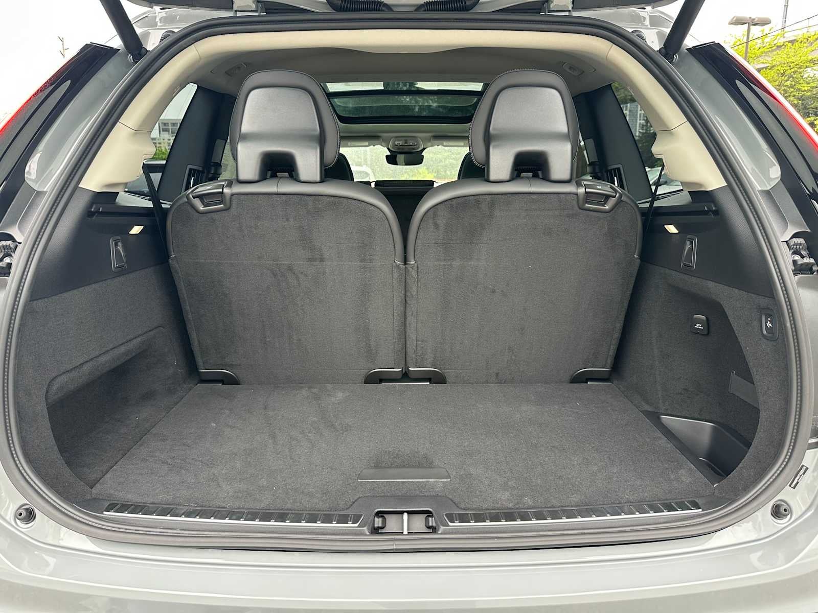 2026 Volvo XC90 Plug-In Hybrid Ultra Dark Theme