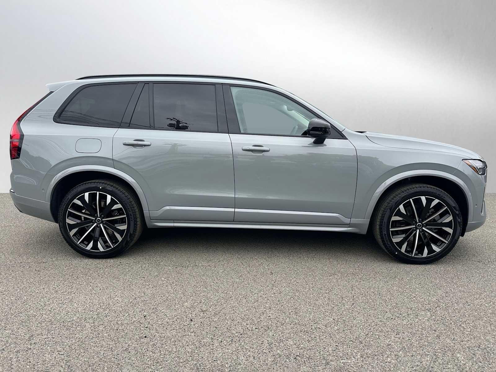 2026 Volvo XC90 Plug-In Hybrid Ultra Dark Theme