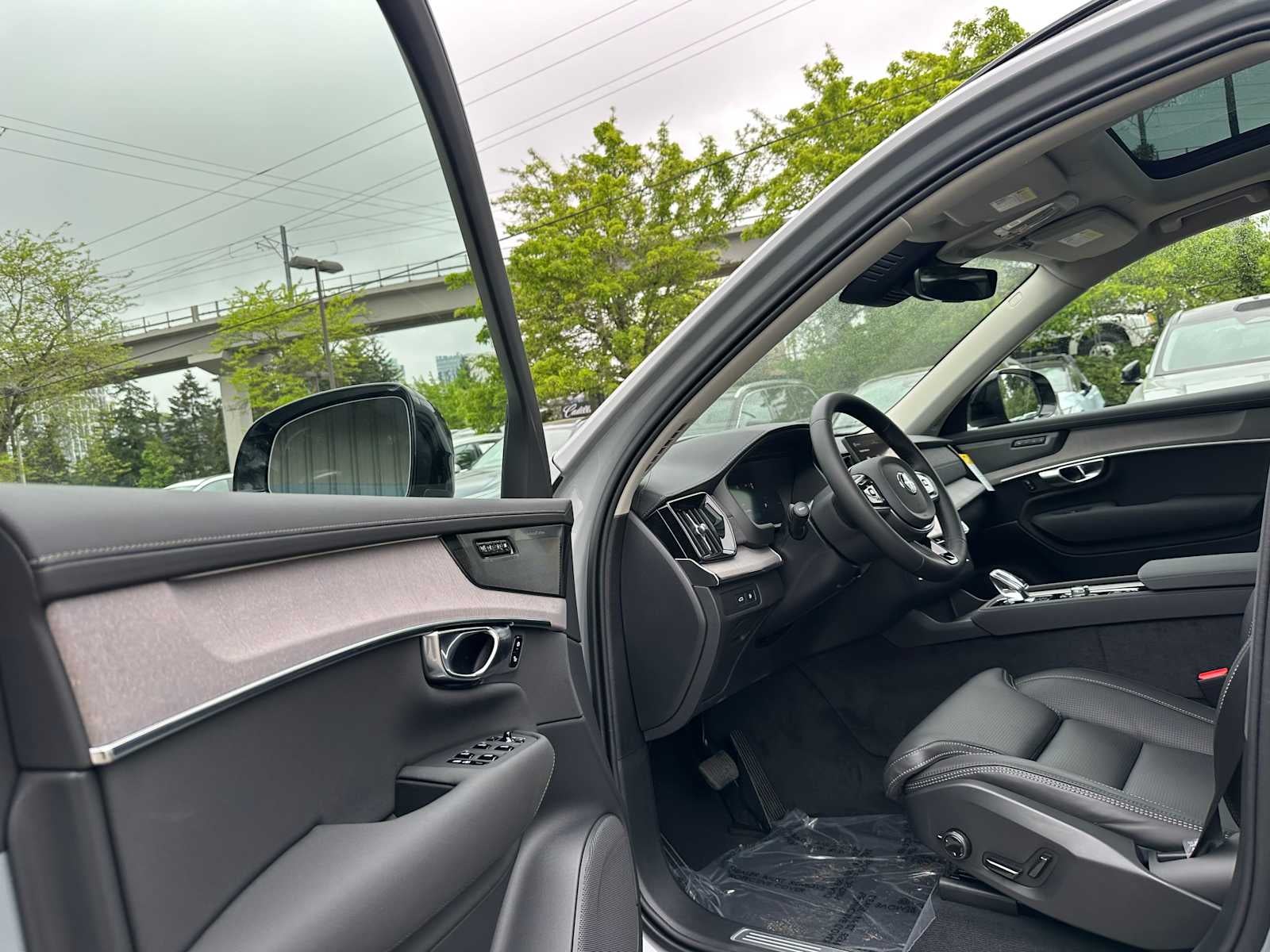 2026 Volvo XC90 Plug-In Hybrid Ultra Dark Theme