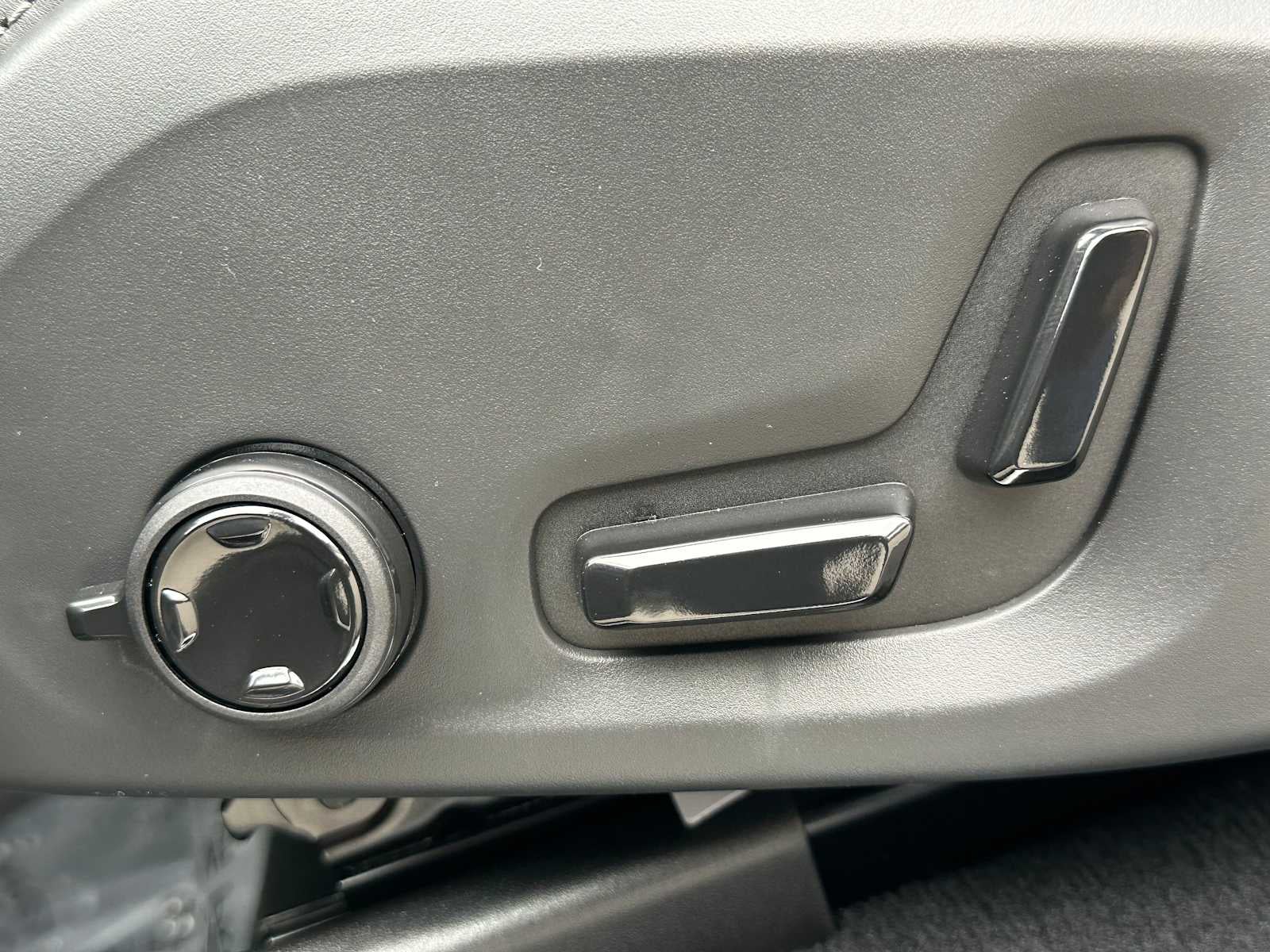 2026 Volvo XC90 Plug-In Hybrid Ultra Dark Theme