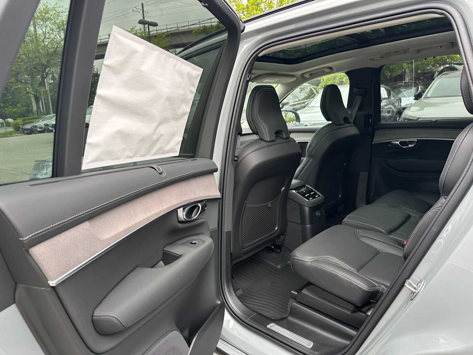 2026 Volvo XC90 Plug-In Hybrid Ultra Dark Theme