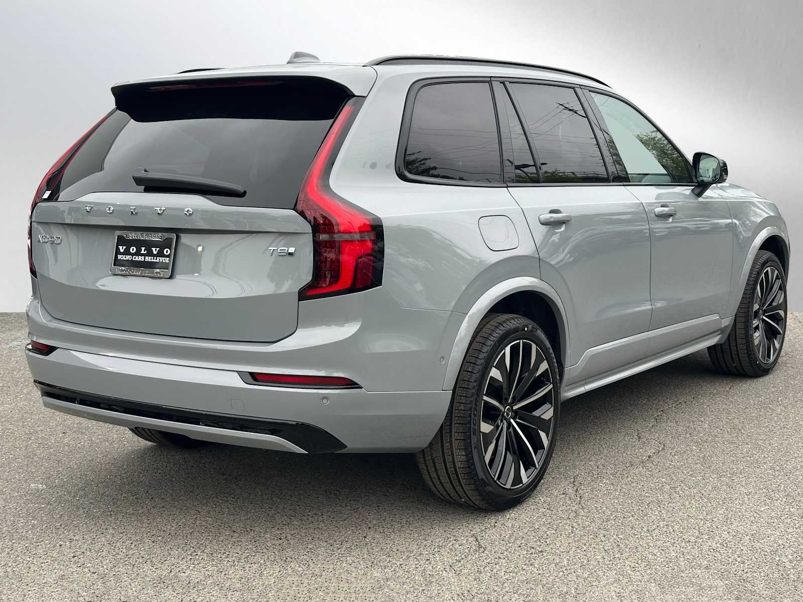 2026 Volvo XC90 Plug-In Hybrid Ultra Dark Theme
