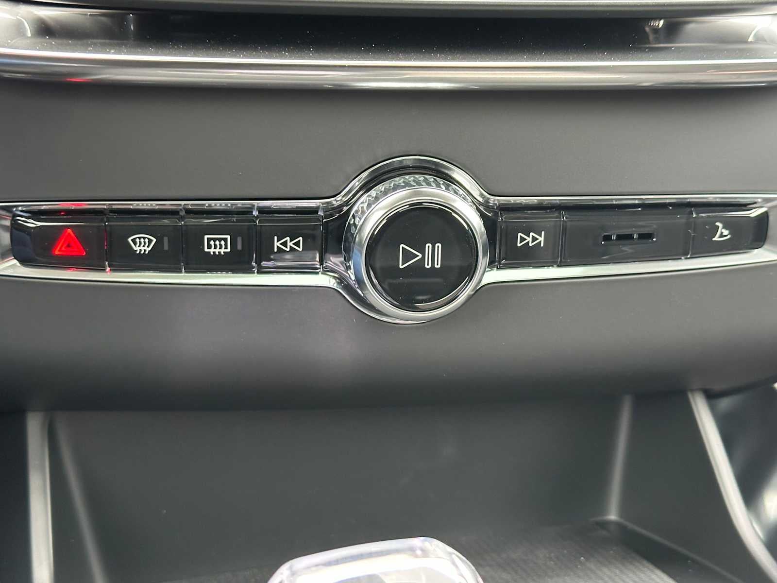 2026 Volvo XC90 Plug-In Hybrid Ultra Dark Theme
