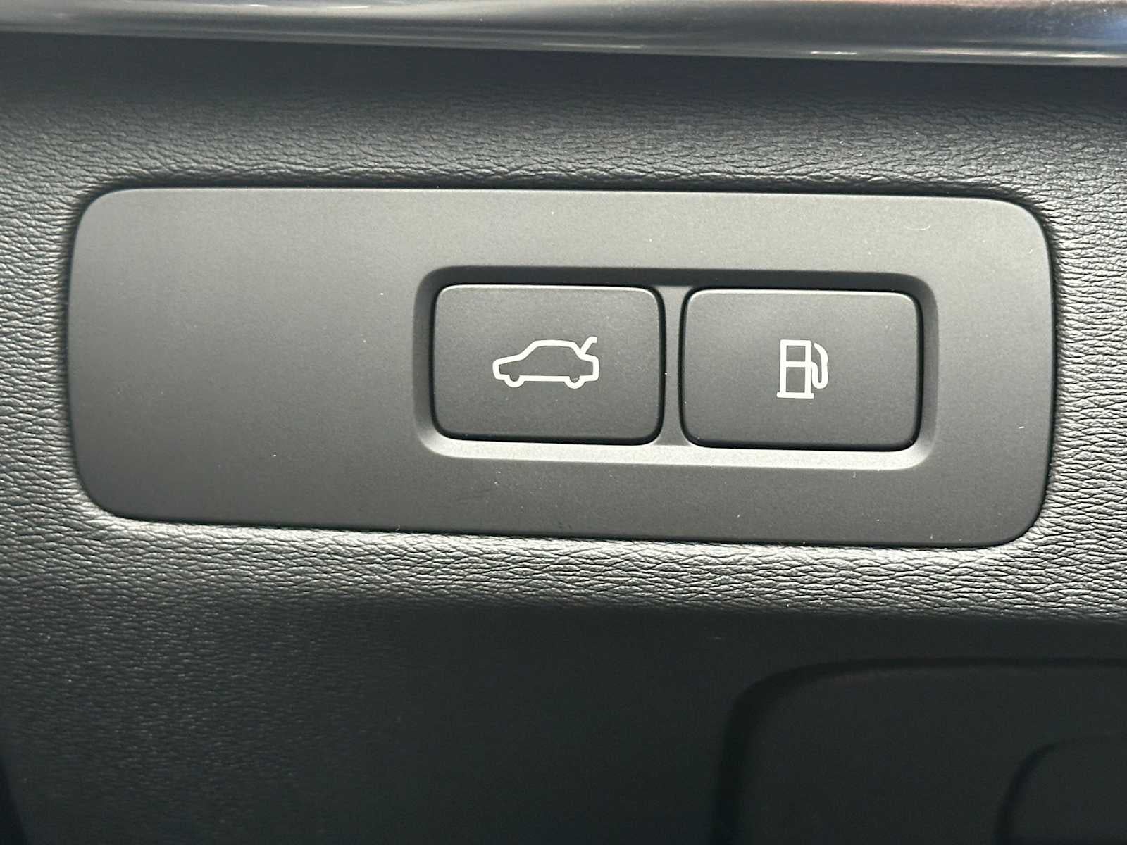 2026 Volvo XC90 Plug-In Hybrid Ultra Dark Theme