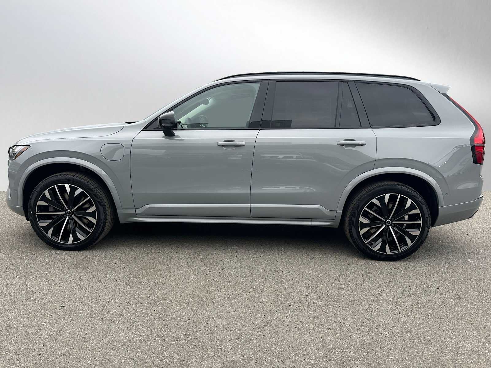 2026 Volvo XC90 Plug-In Hybrid Ultra Dark Theme