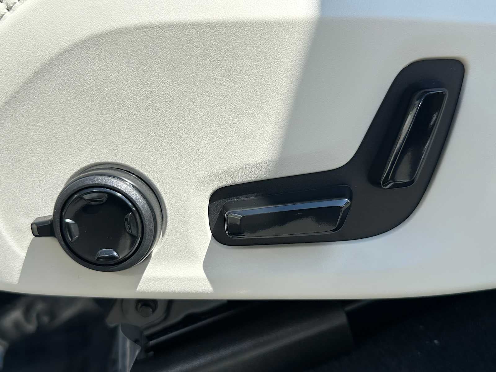 2026 Volvo XC90 Plug-In Hybrid Ultra Dark Theme