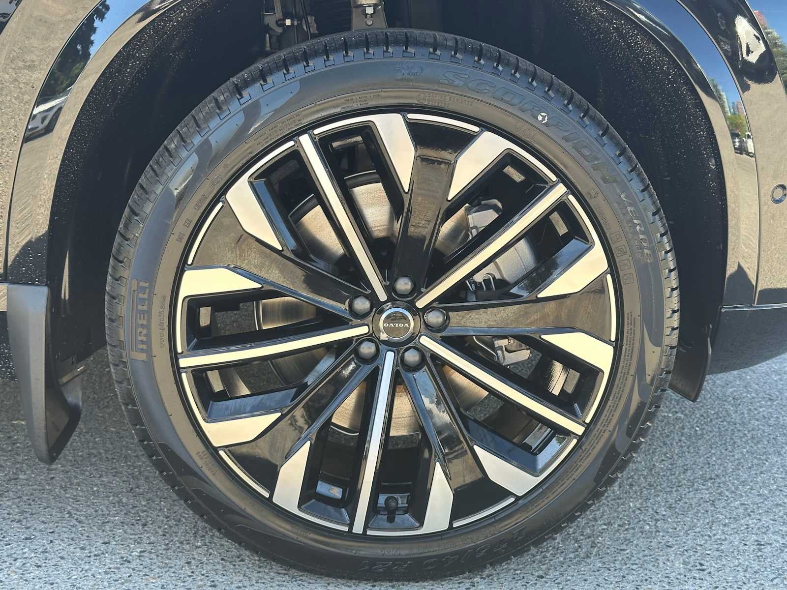 2026 Volvo XC90 Plug-In Hybrid Ultra Dark Theme