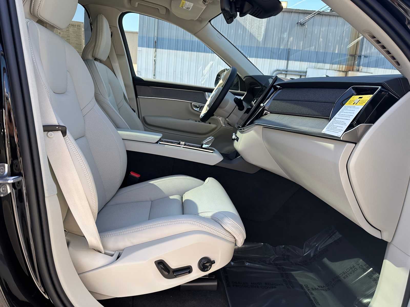 2026 Volvo XC90 Plug-In Hybrid Ultra Dark Theme