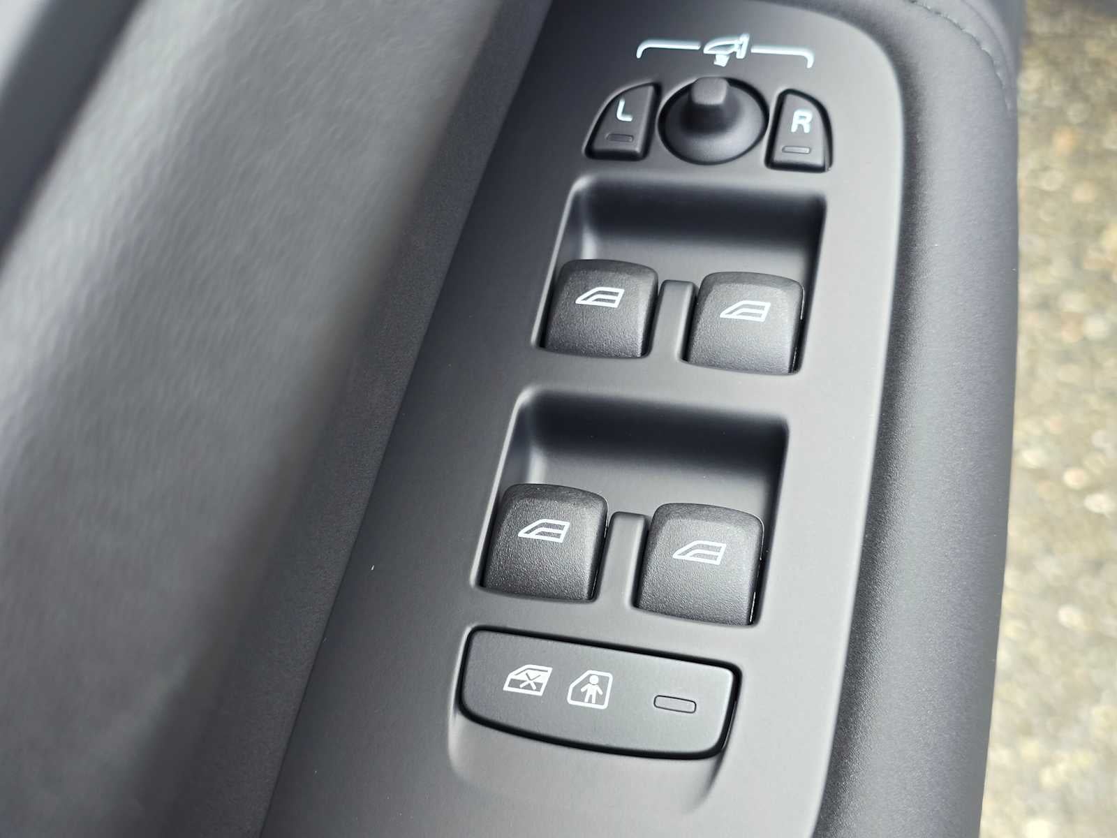 2026 Volvo XC60 Plug-In Hybrid Ultra Black Edition