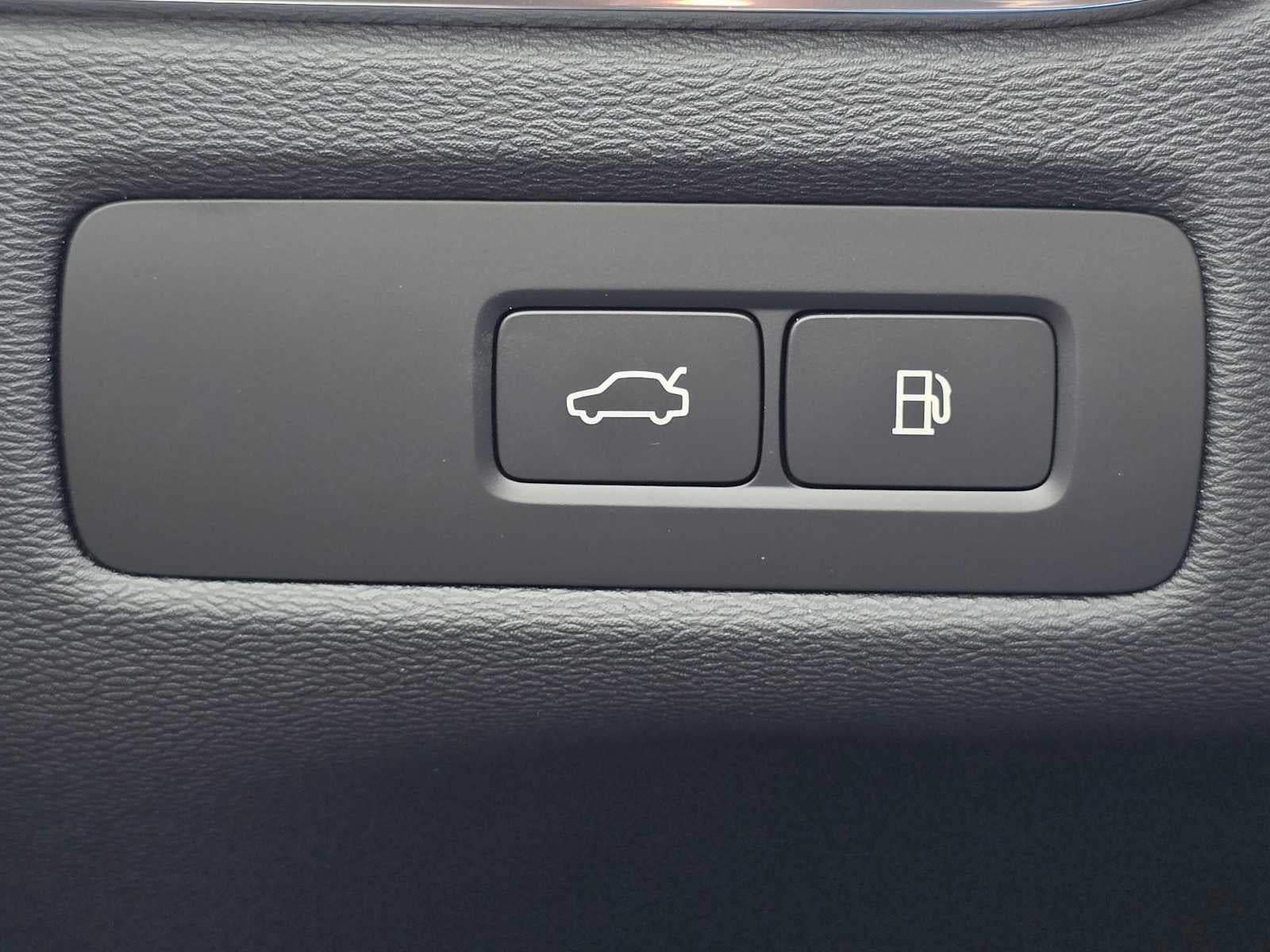2026 Volvo XC60 Plug-In Hybrid Ultra Black Edition
