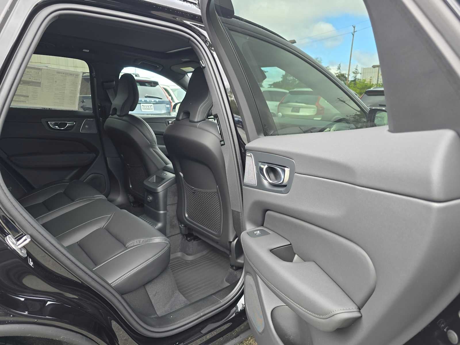 2026 Volvo XC60 Plug-In Hybrid Ultra Black Edition