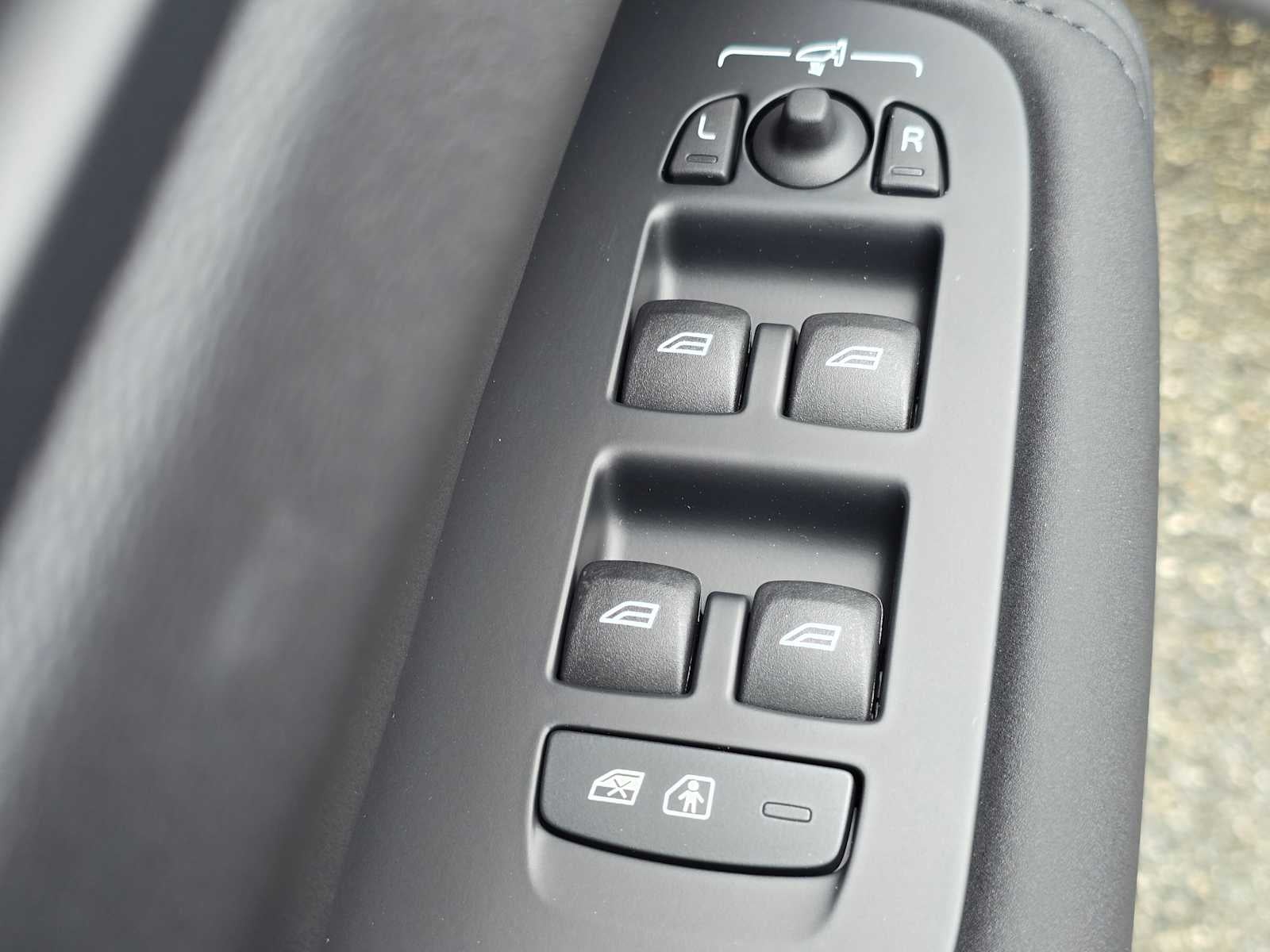 2026 Volvo XC60 Plug-In Hybrid Ultra Black Edition
