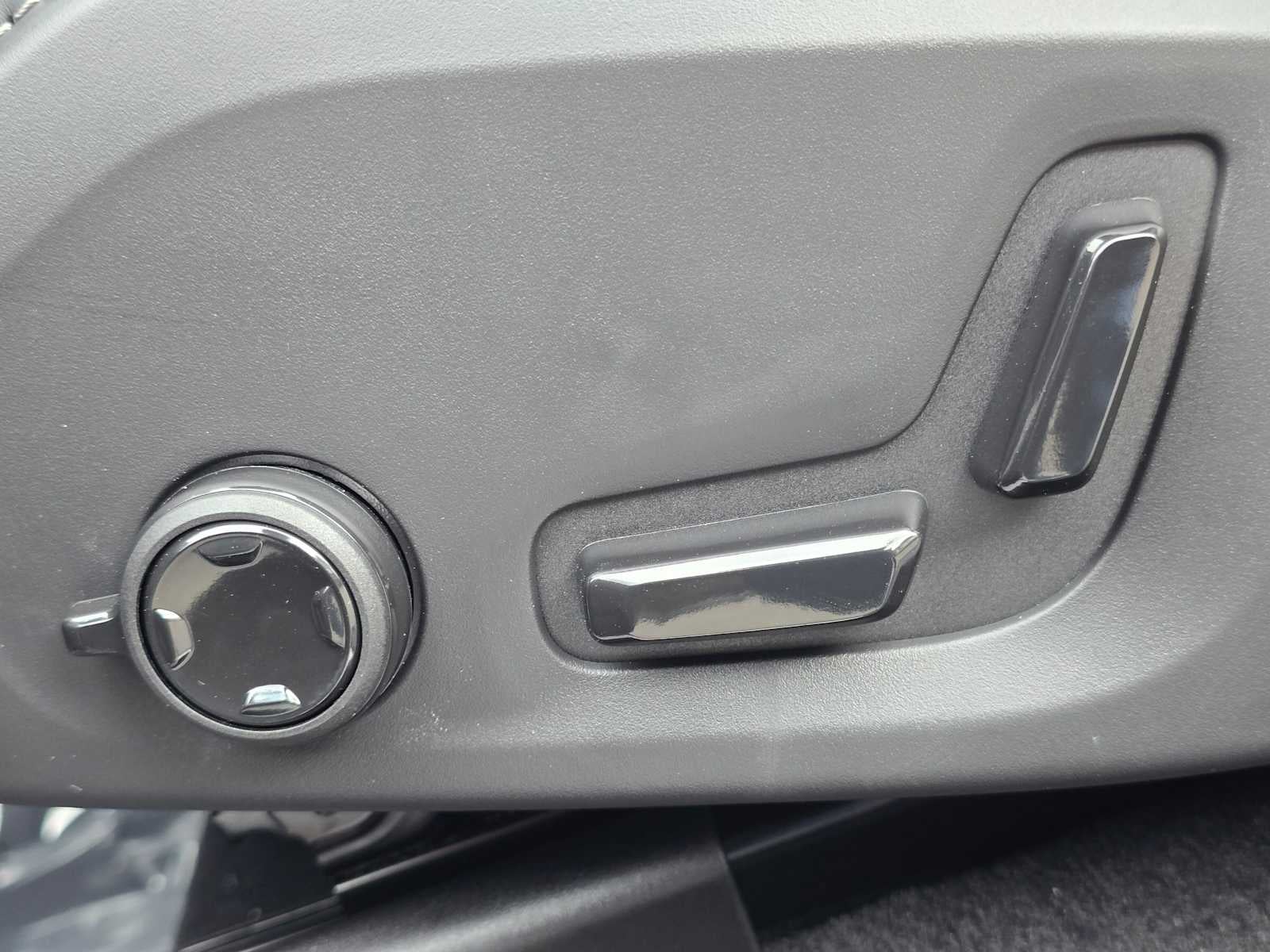 2026 Volvo XC60 Plug-In Hybrid Ultra Black Edition