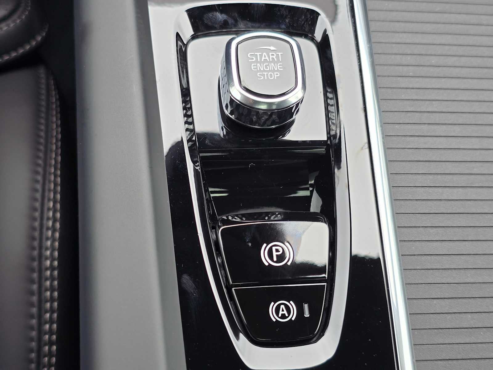 2026 Volvo XC60 Plug-In Hybrid Ultra Black Edition