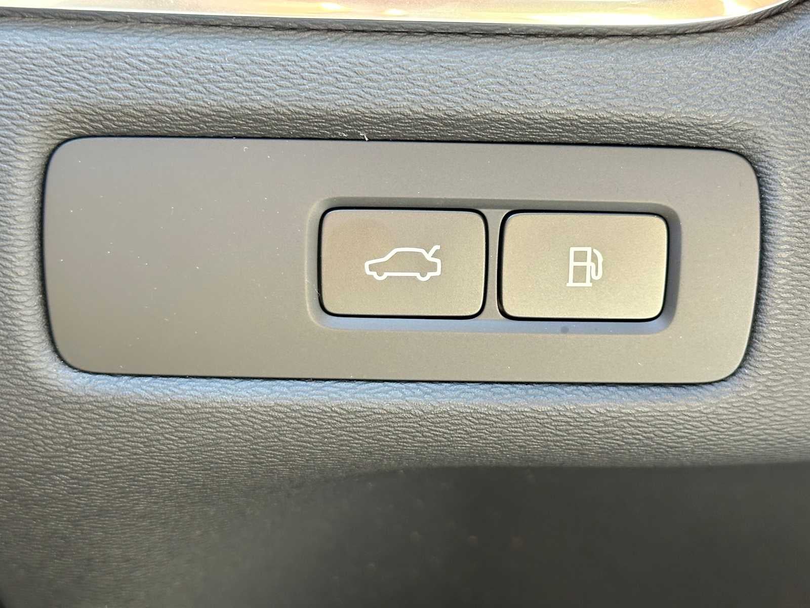 2026 Volvo XC60 Plug-In Hybrid Ultra Black Edition