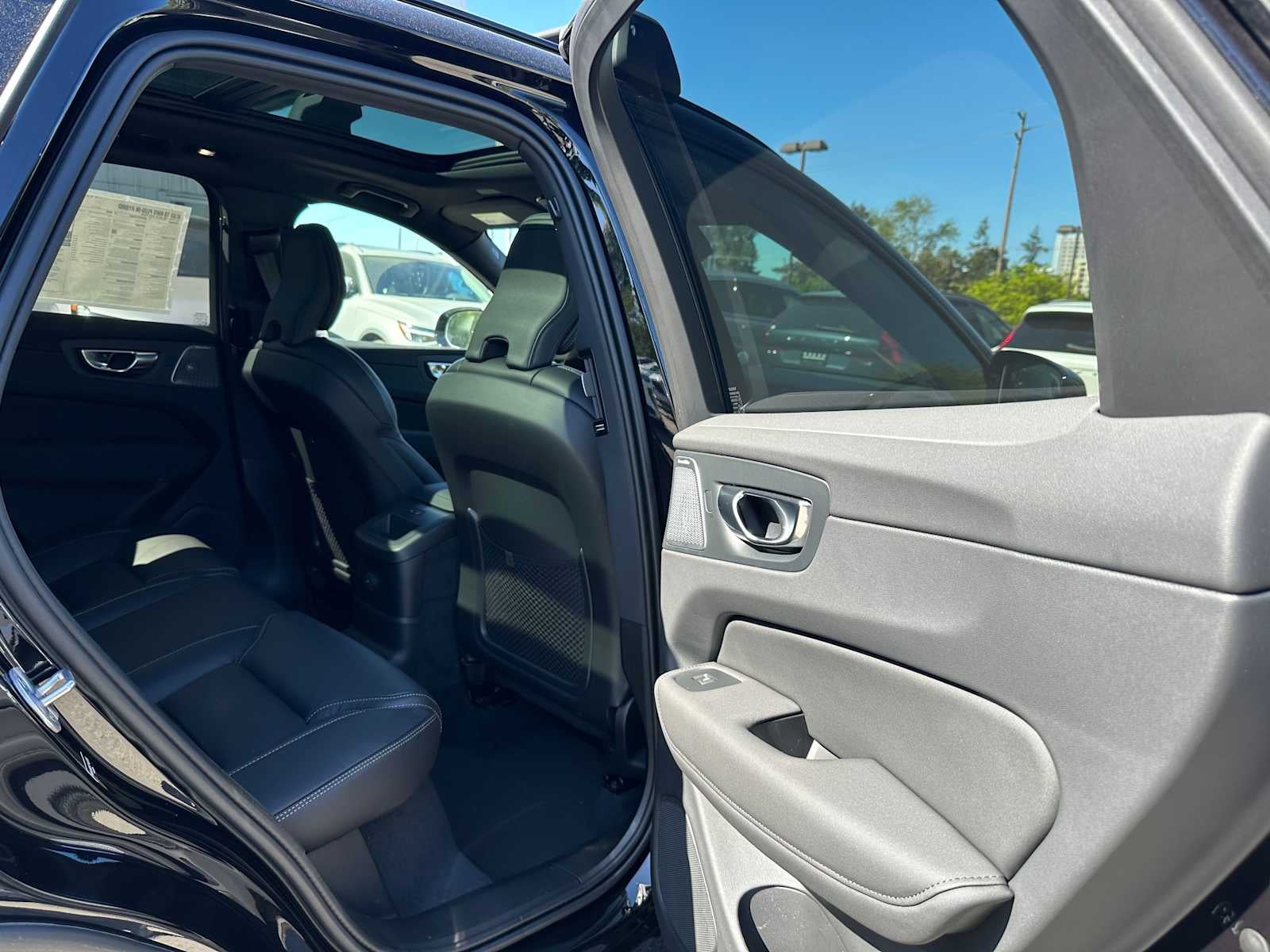 2026 Volvo XC60 Plug-In Hybrid Ultra Black Edition