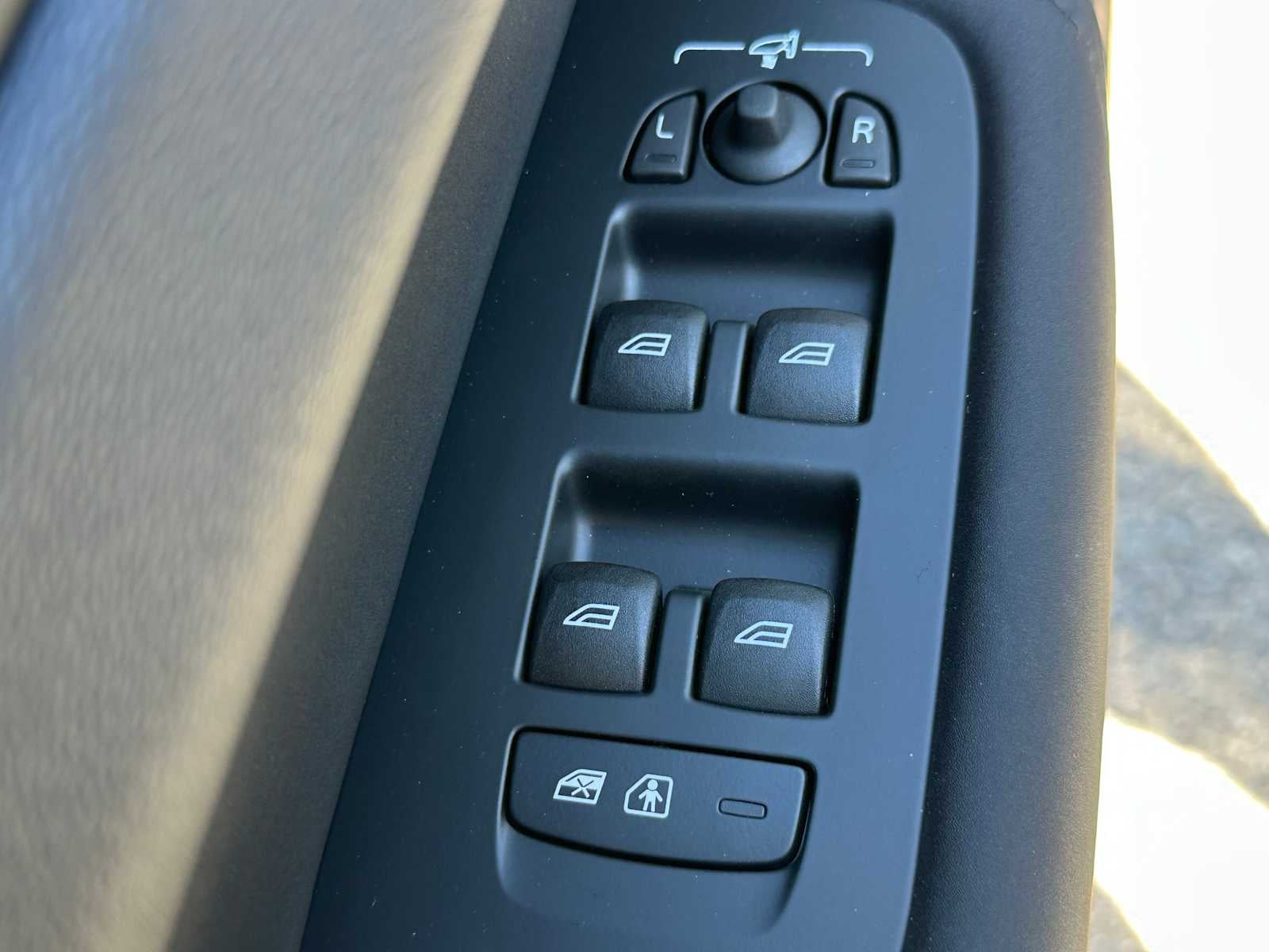 2026 Volvo XC60 Plug-In Hybrid Ultra Black Edition