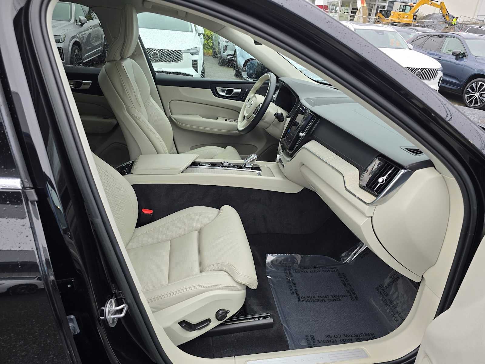 2023 Volvo XC60 Ultimate Bright Theme