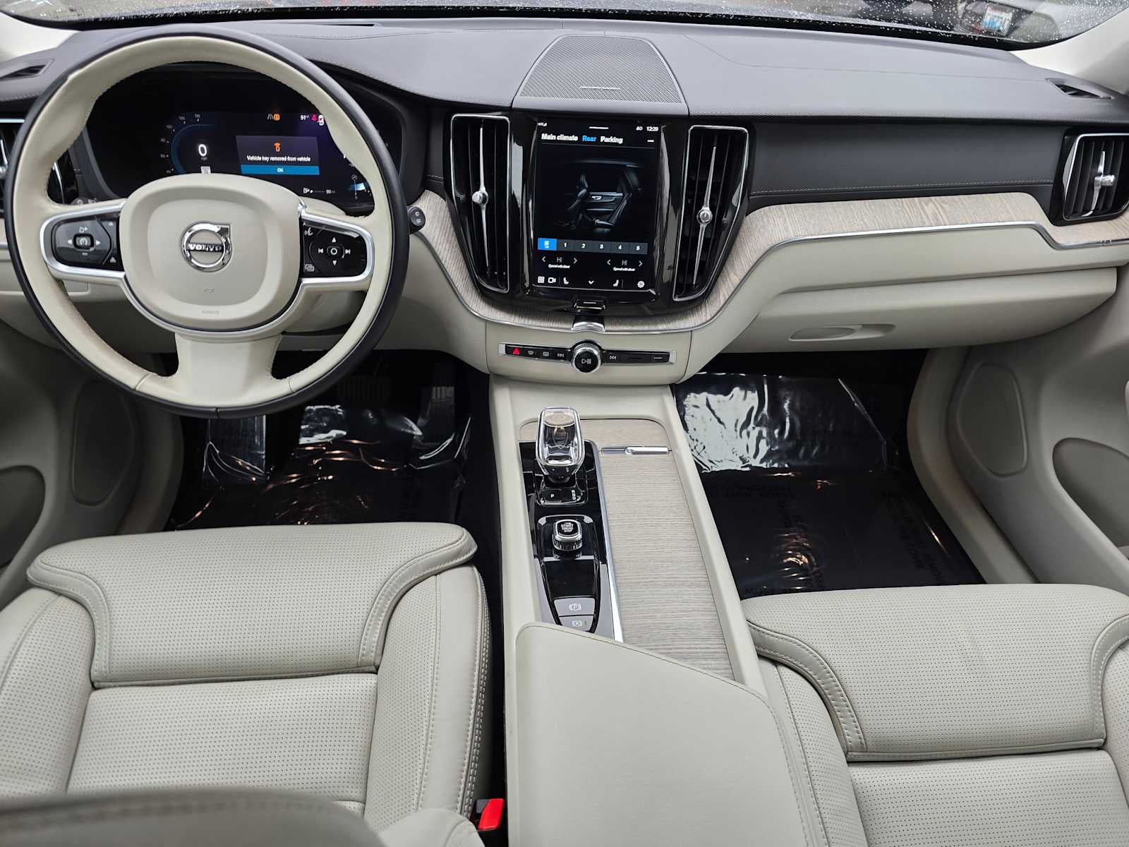 2023 Volvo XC60 Ultimate Bright Theme