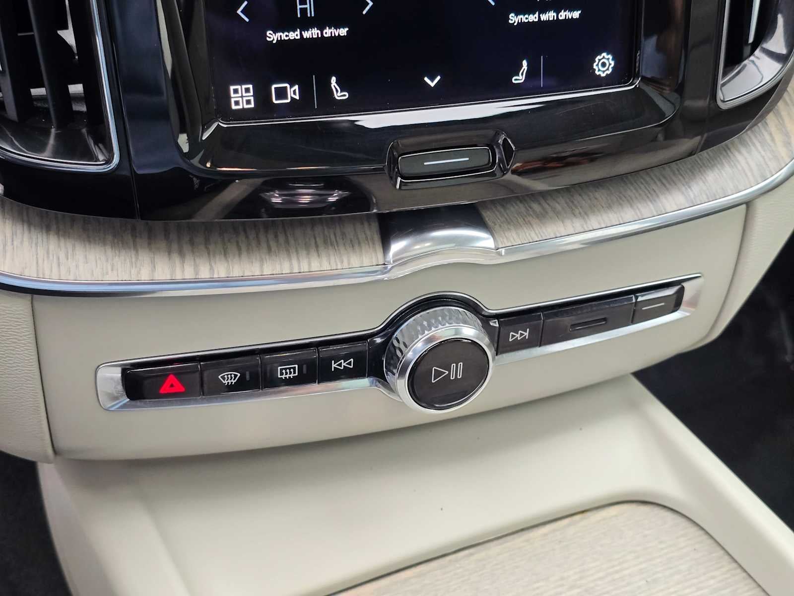 2023 Volvo XC60 Ultimate Bright Theme