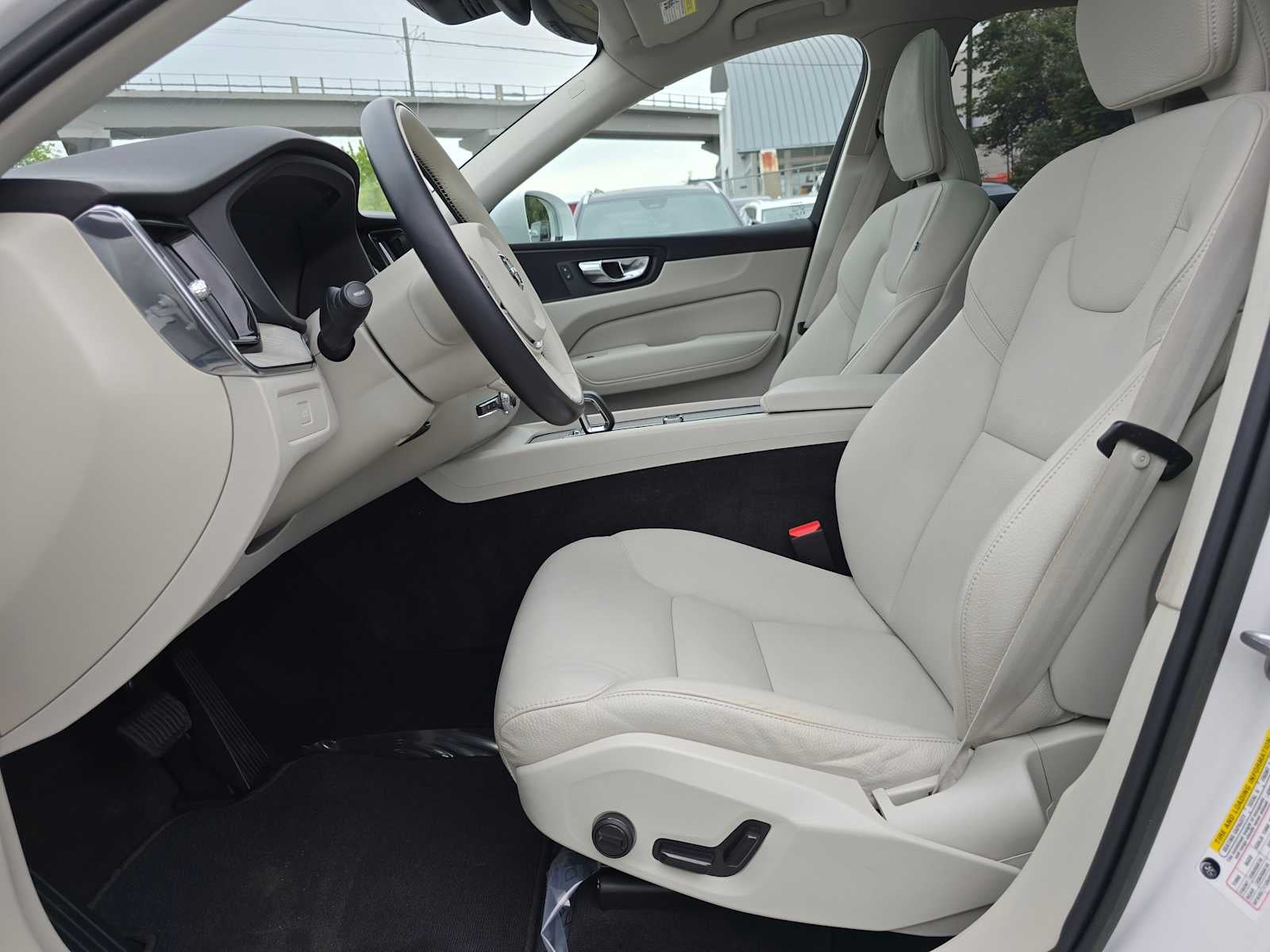 2023 Volvo XC60 Plus Bright Theme