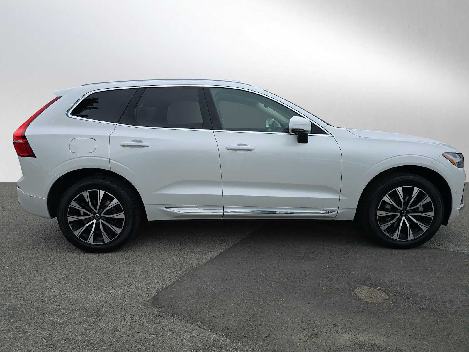 2023 Volvo XC60 Plus Bright Theme