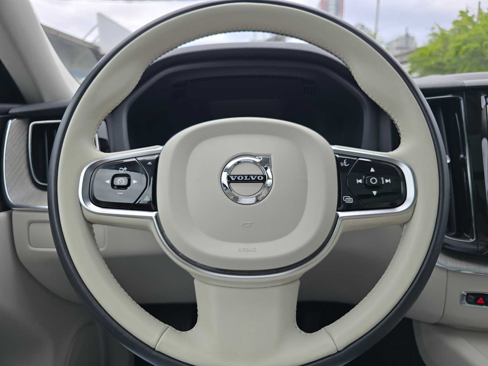 2023 Volvo XC60 Plus Bright Theme