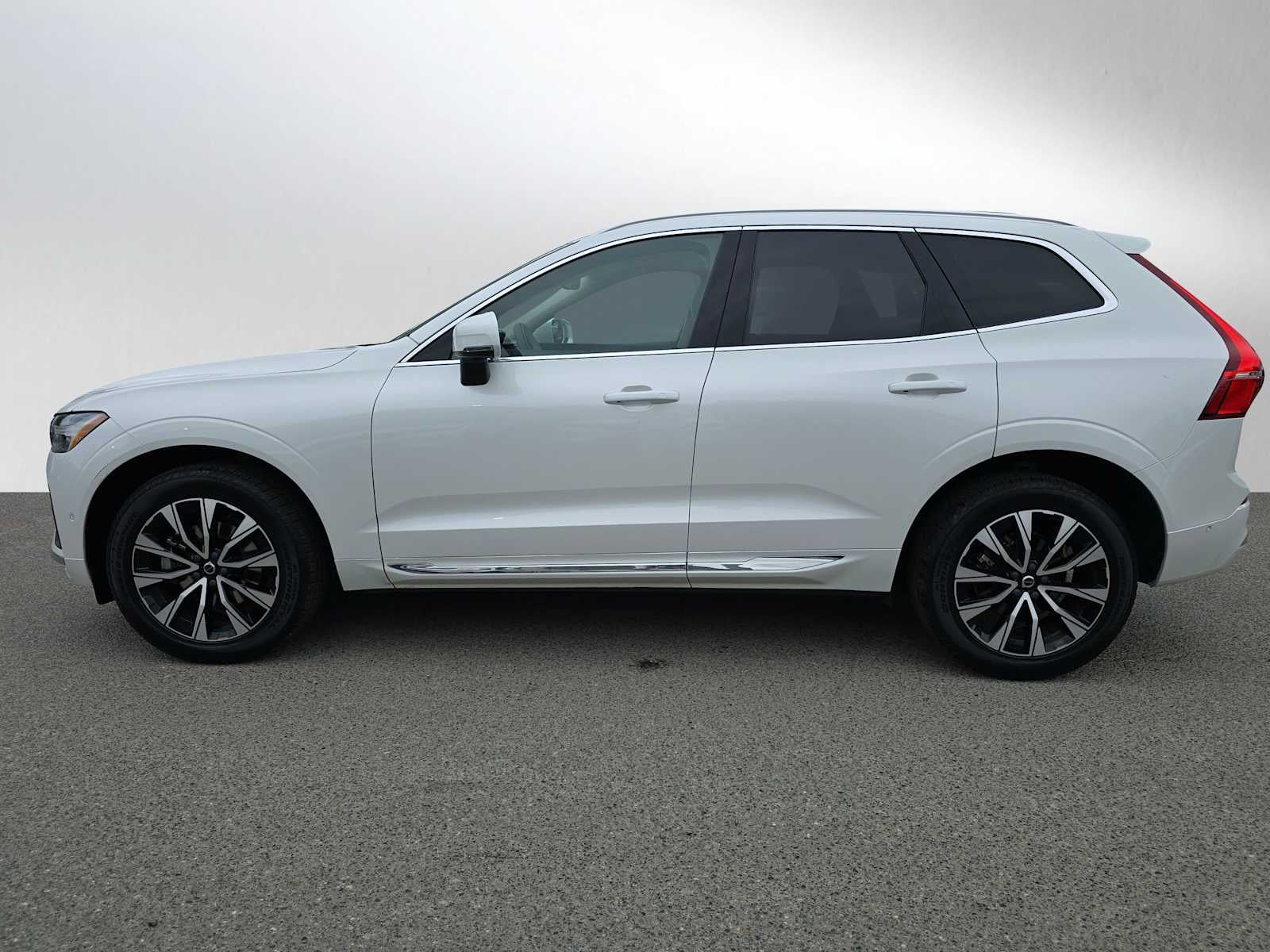 2023 Volvo XC60 Plus Bright Theme