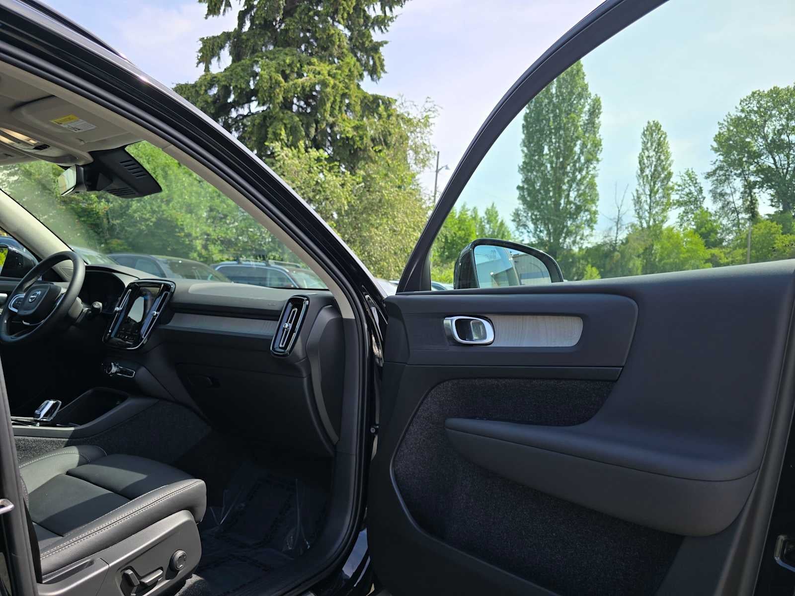 2025 Volvo XC40 Plus Dark Theme