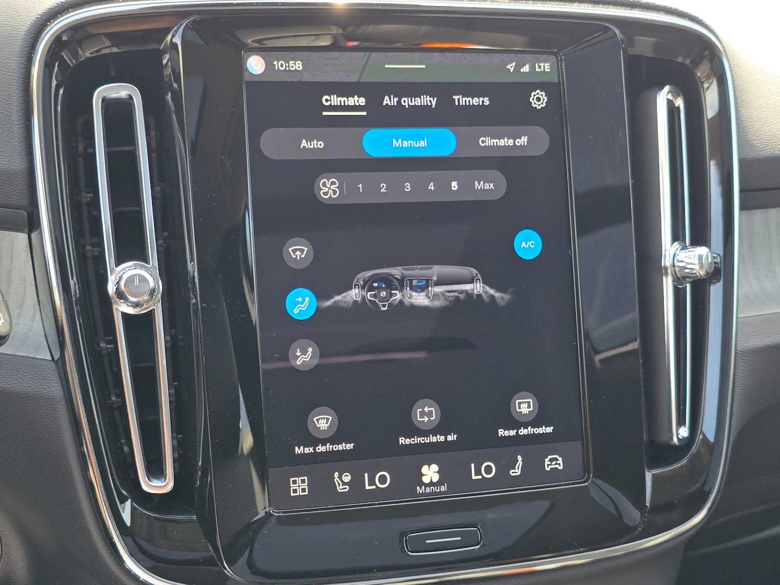 2025 Volvo XC40 Plus Dark Theme