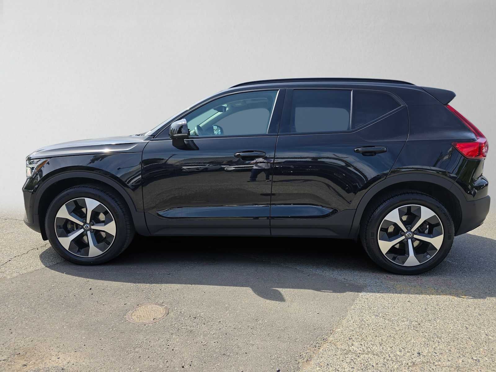 2025 Volvo XC40 Plus Dark Theme