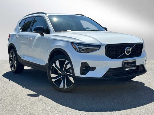 2025 Volvo XC40 Plus Dark Theme