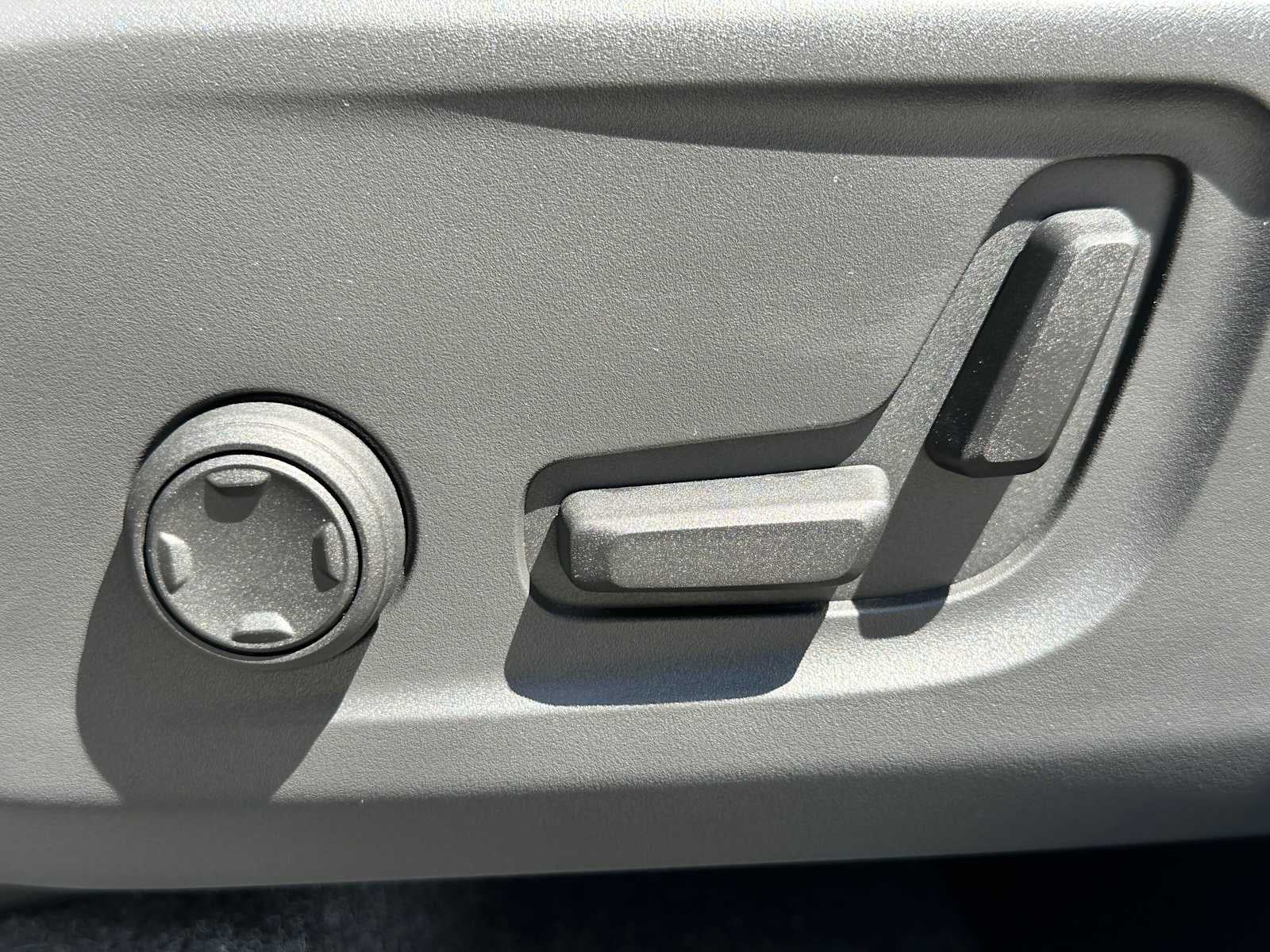 2025 Volvo XC40 Plus Dark Theme