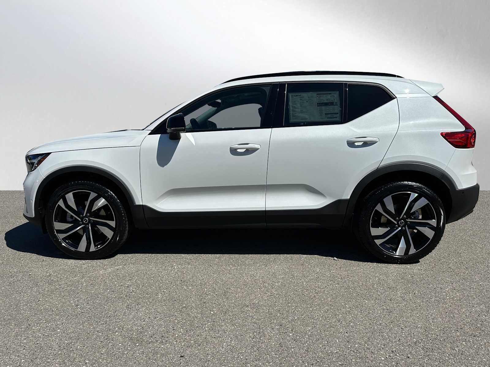 2025 Volvo XC40 Plus Dark Theme